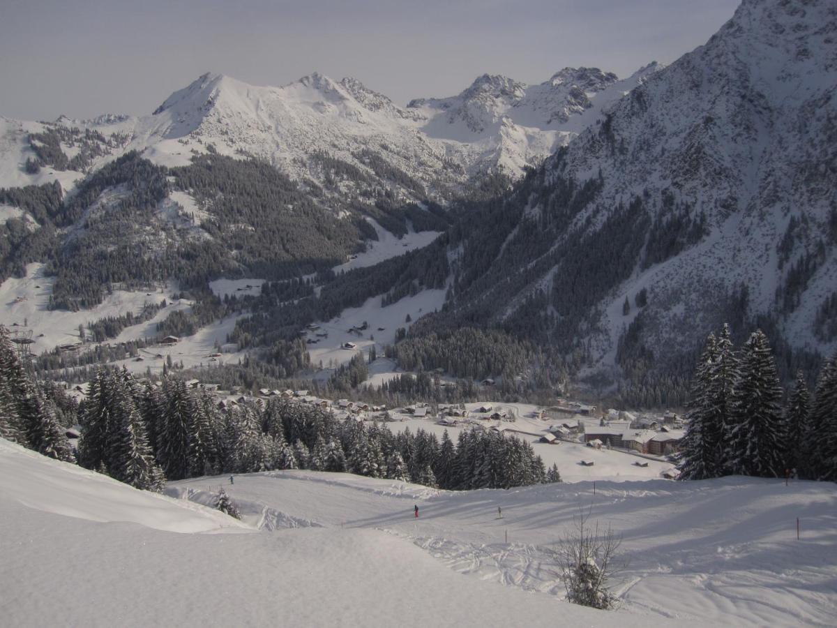 Aparthotel 333 Mit Schwimmbad Kleinwalsertal Мителберг Екстериор снимка